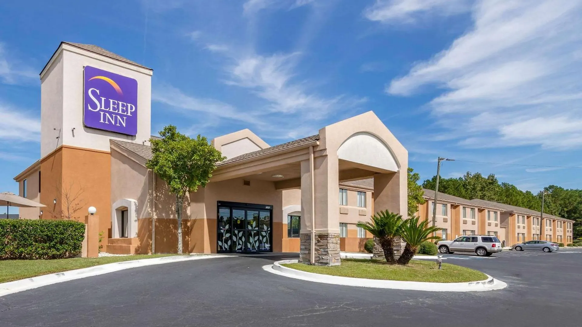 Staying Near the Mighty 8th Museum: 5 Budget Hotels Compared